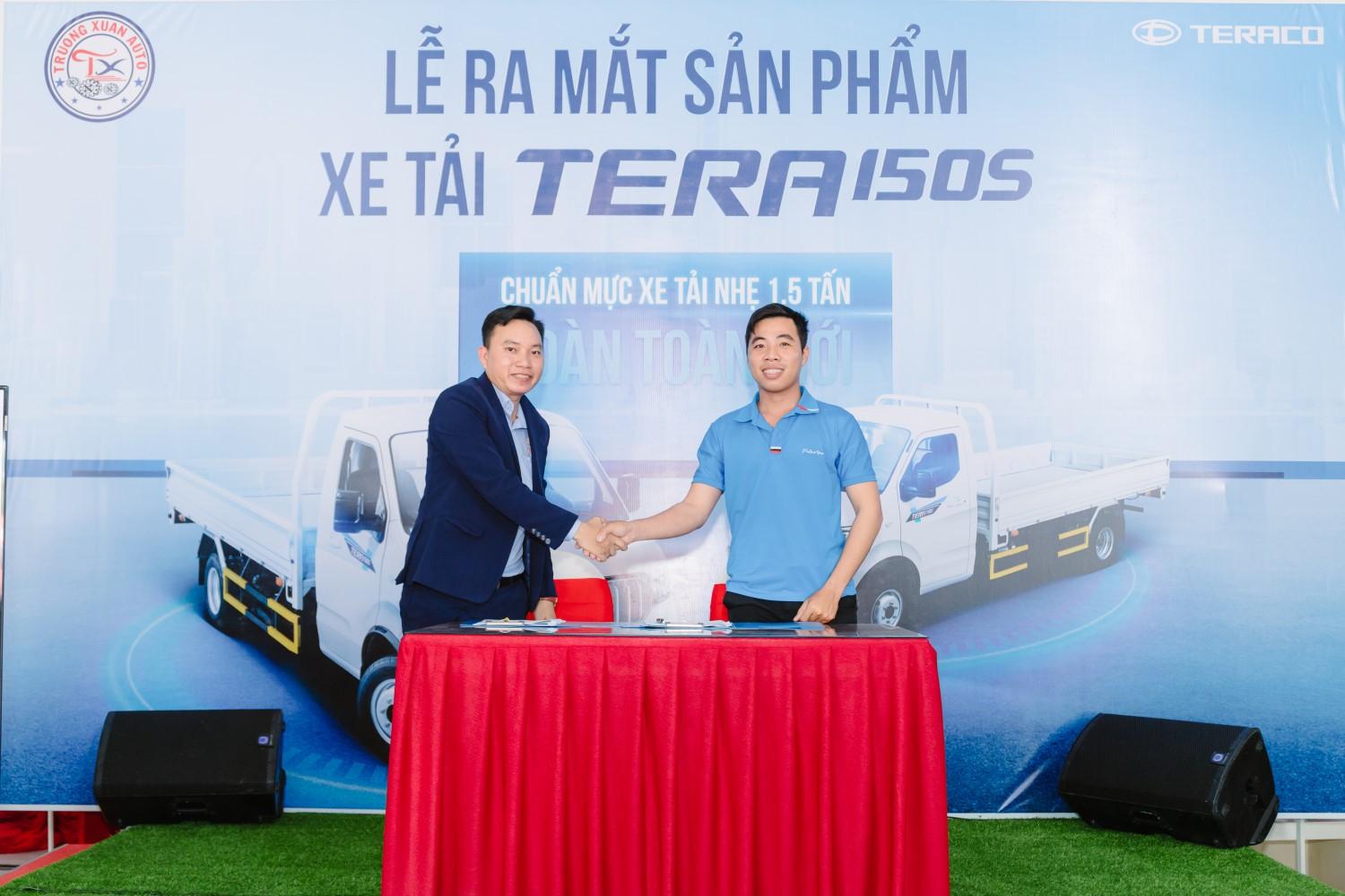 Khách hàng kí kết hợp đồng xe Tera150S trong sự kiện