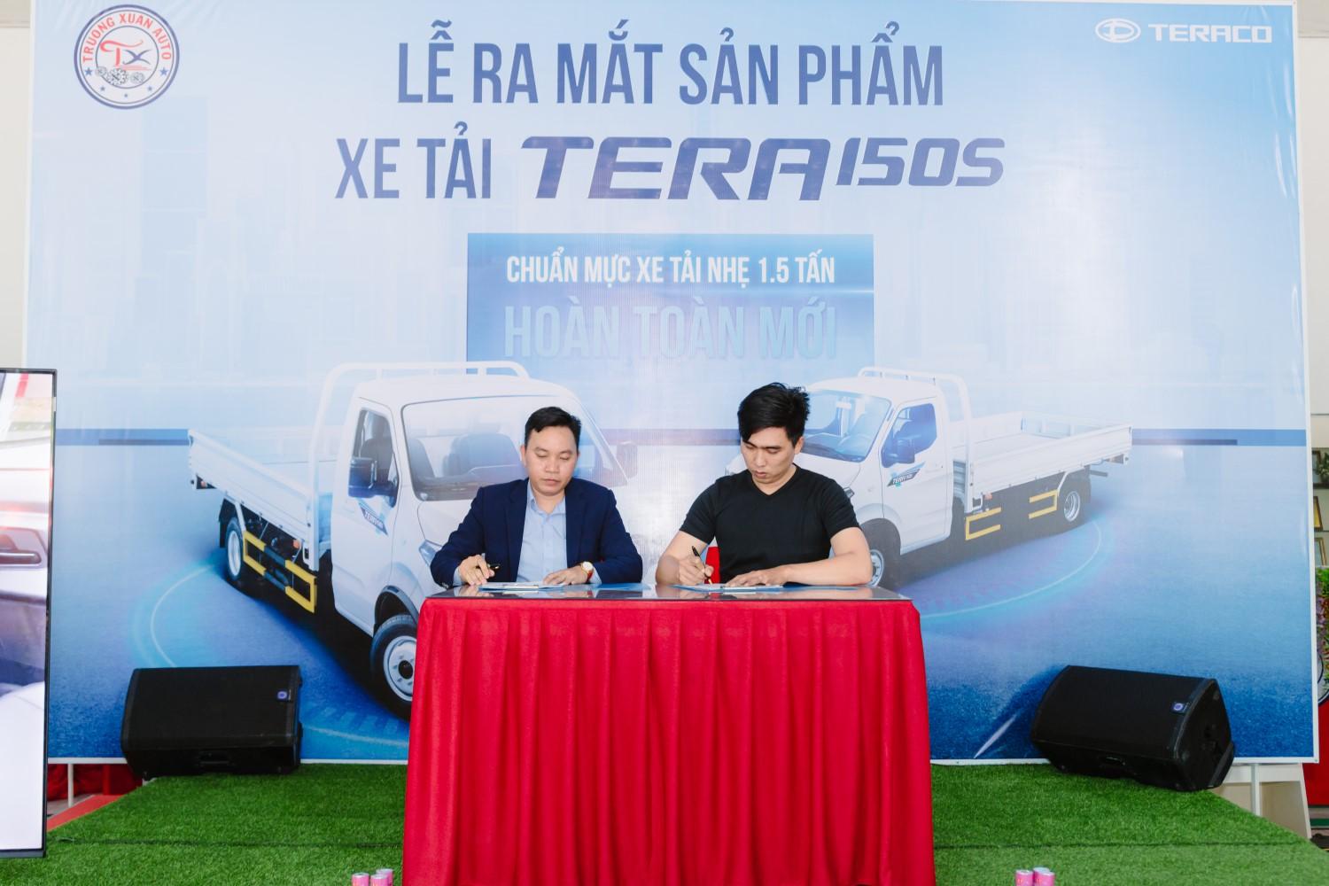 Khách hàng kí kết hợp đồng xe Tera150S trong sự kiện