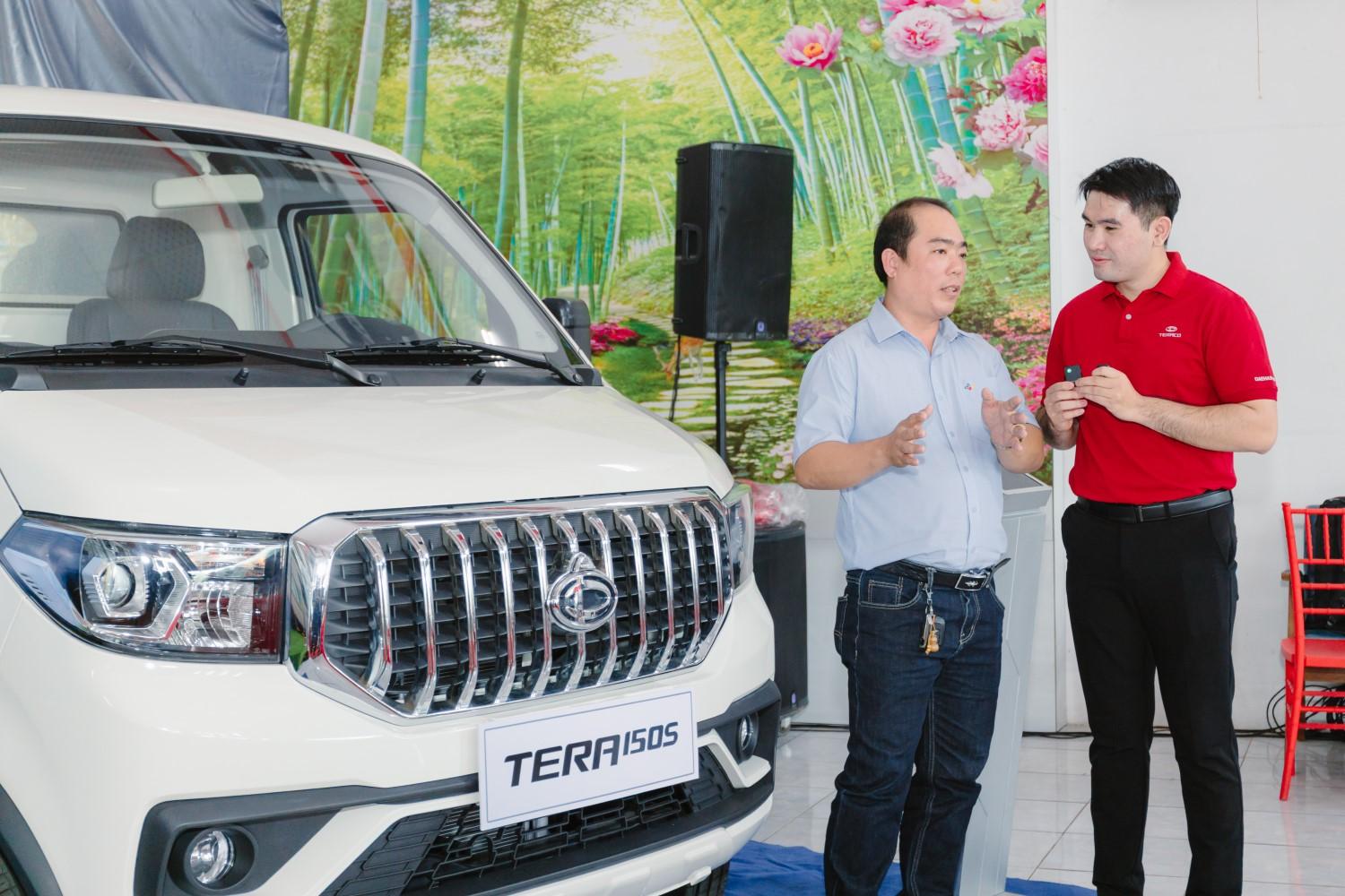 Khách hàng kí kết hợp đồng xe Tera150S trong sự kiện