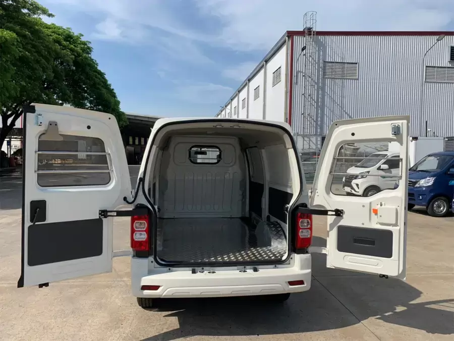 Khoang hàng rộng rãi chống trượt, thuận tiện cho xếp dỡ hàng hóa