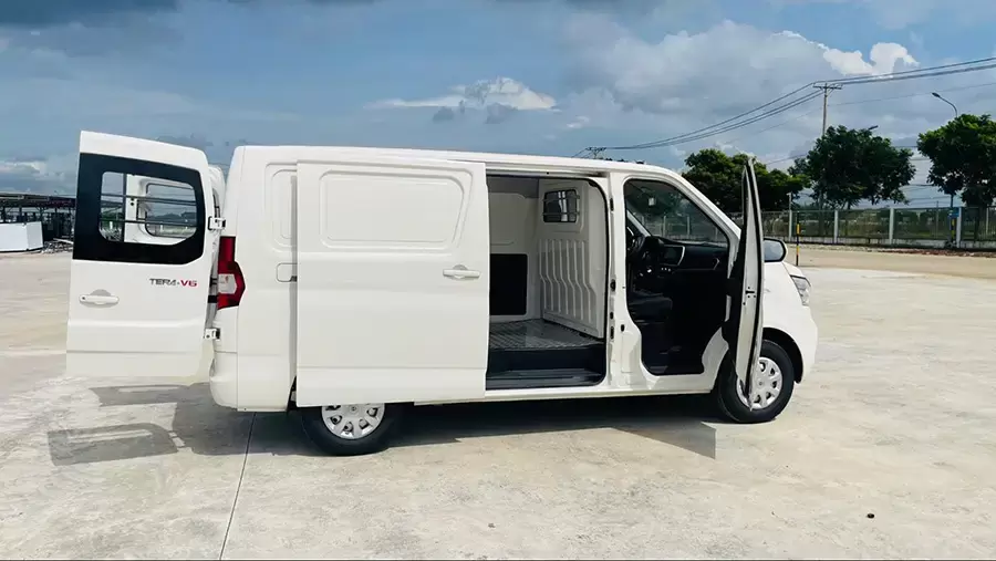 Tera-V6 với cửa lùa và cửa sau mở đôi giúp bốc dỡ hàng nhanh chóng