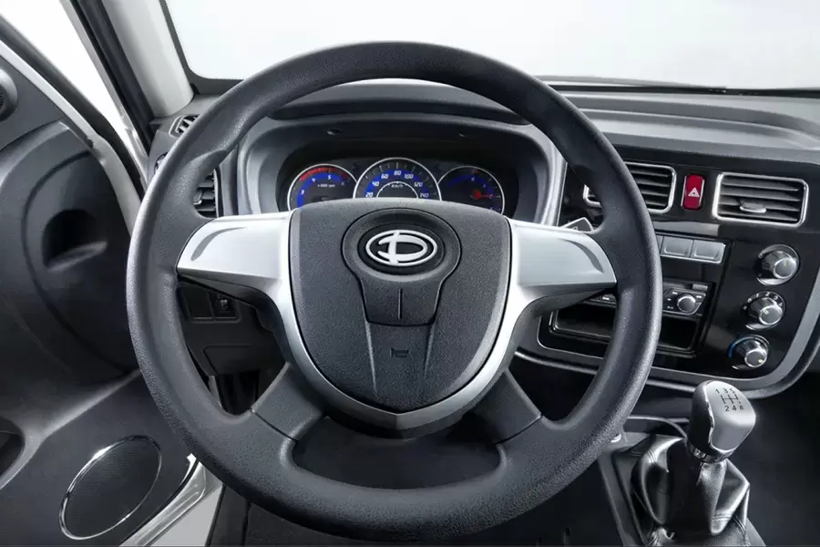 Vô-lăng gật gù thiết kế 4 chấu thuận tiện cho các thao tác xoay trở trong không gian hẹp