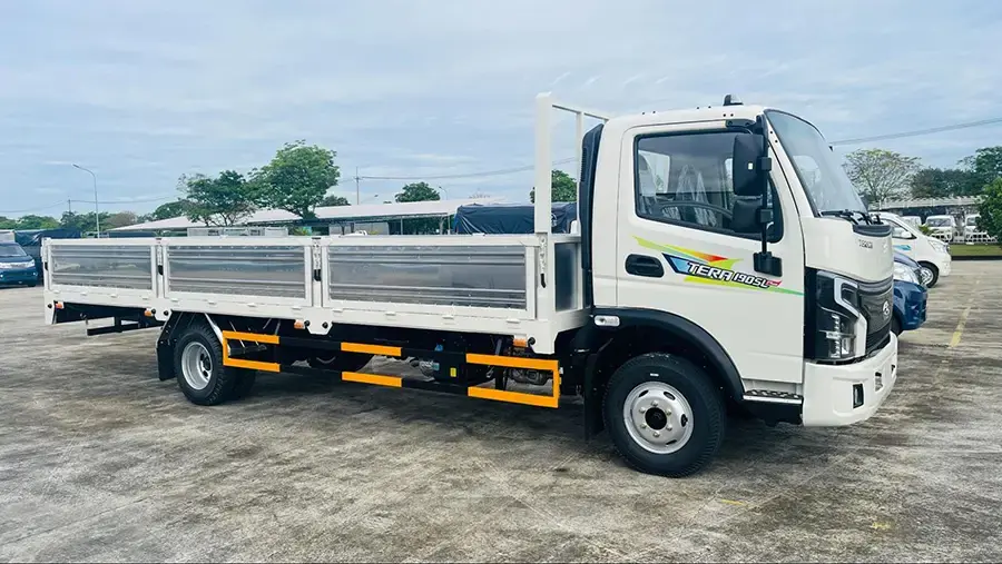 Thùng lửng thuận tiện khi vận chuyển hàng dài và cần bốc dỡ linh hoạt