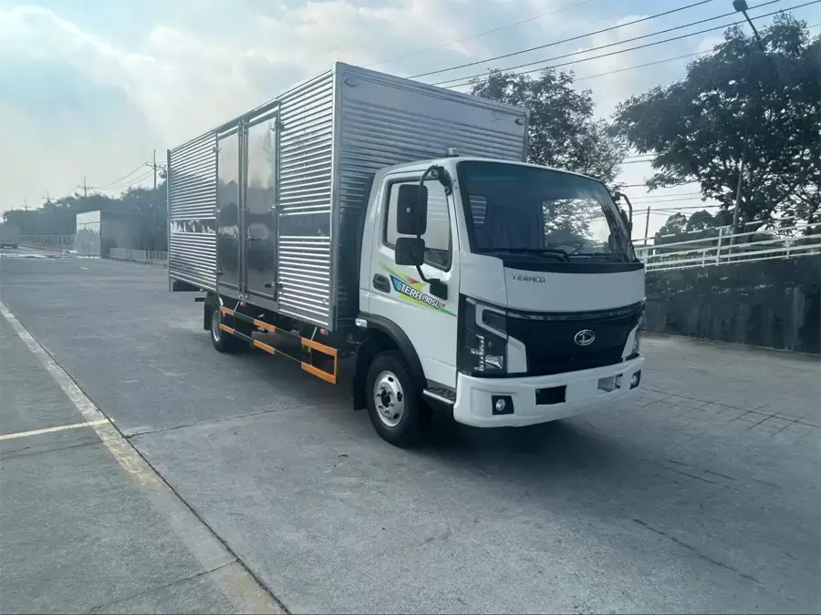 Xe Tera190SL Plus thùng kín màu trắng nhìn từ phía trước