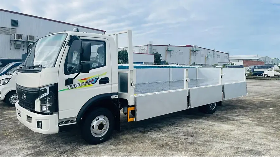 Thùng lửng thiết kế nhiều bửng mở giúp bốc dỡ hàng từ hai bên thân xe