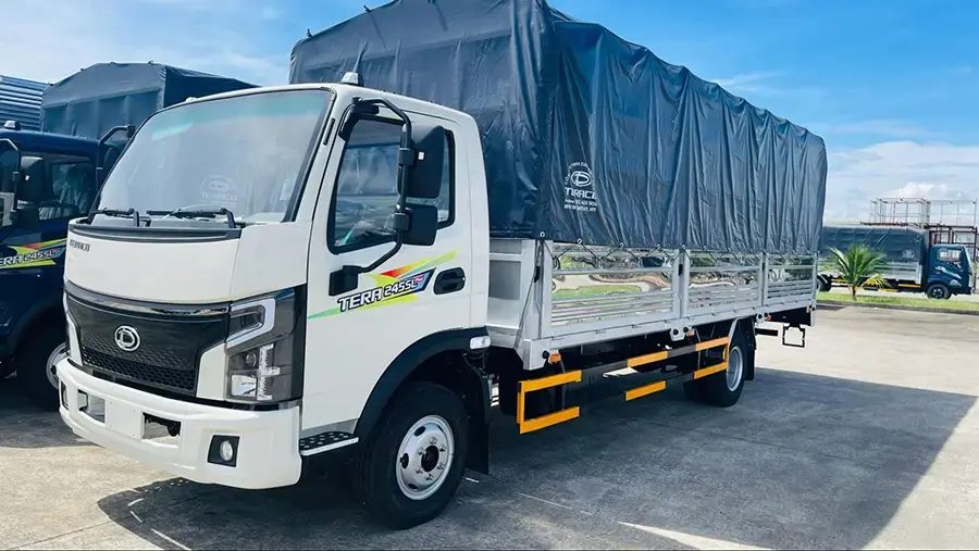 Thùng mui bạt cân bằng giữa che chắn và khả năng bốc dỡ hàng hóa