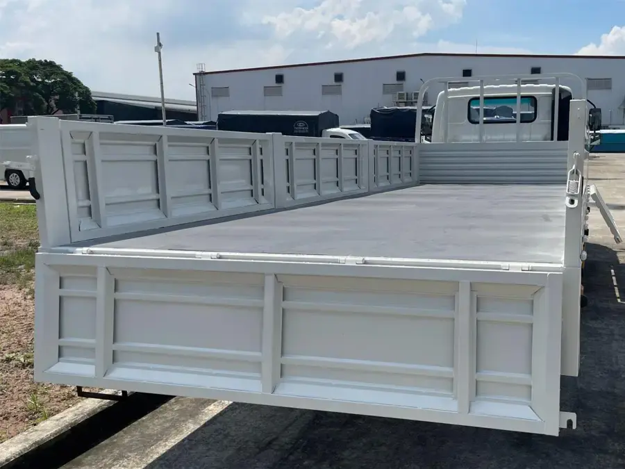 Hàng hóa trên thùng lửng cần được sắp xếp và cố định chắc chắn