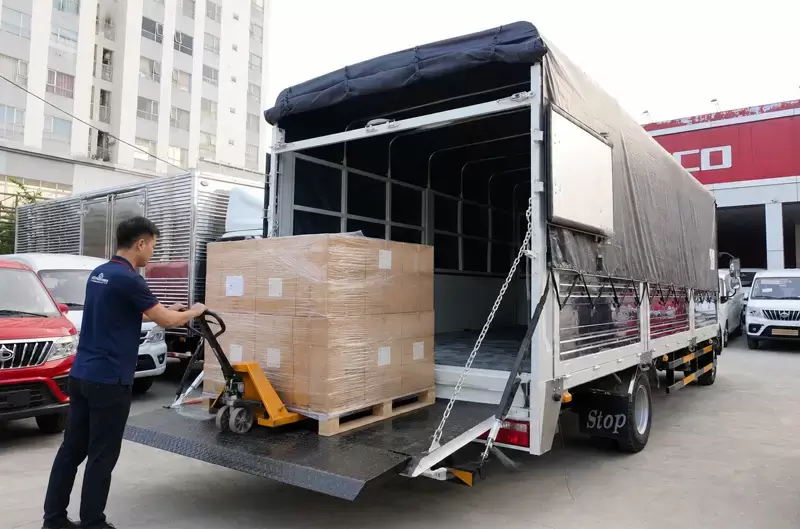 Tera345SL Plus - Thùng bạt bửng nâng bốc dỡ hàng hóa dễ dàng