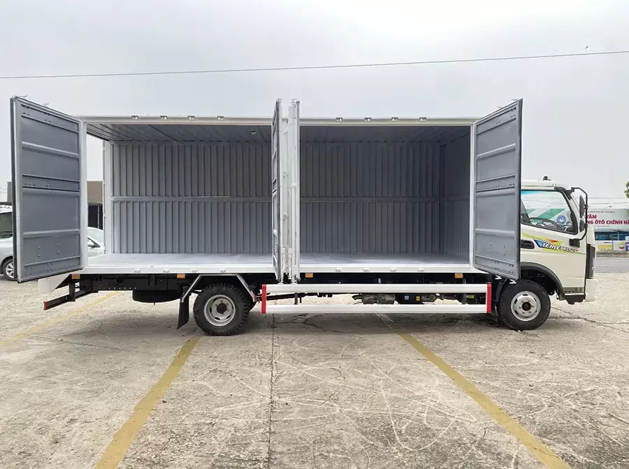 Thiết kế 4 cửa hông giúp tăng tốc độ bốc xếp