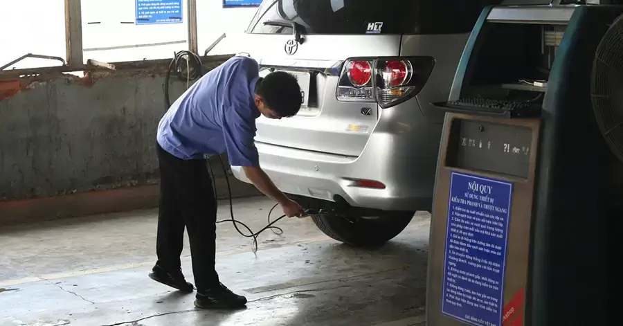 Thiết bị đo khí thải ô tô trong quá trình kiểm định kỹ thuật định kỳ