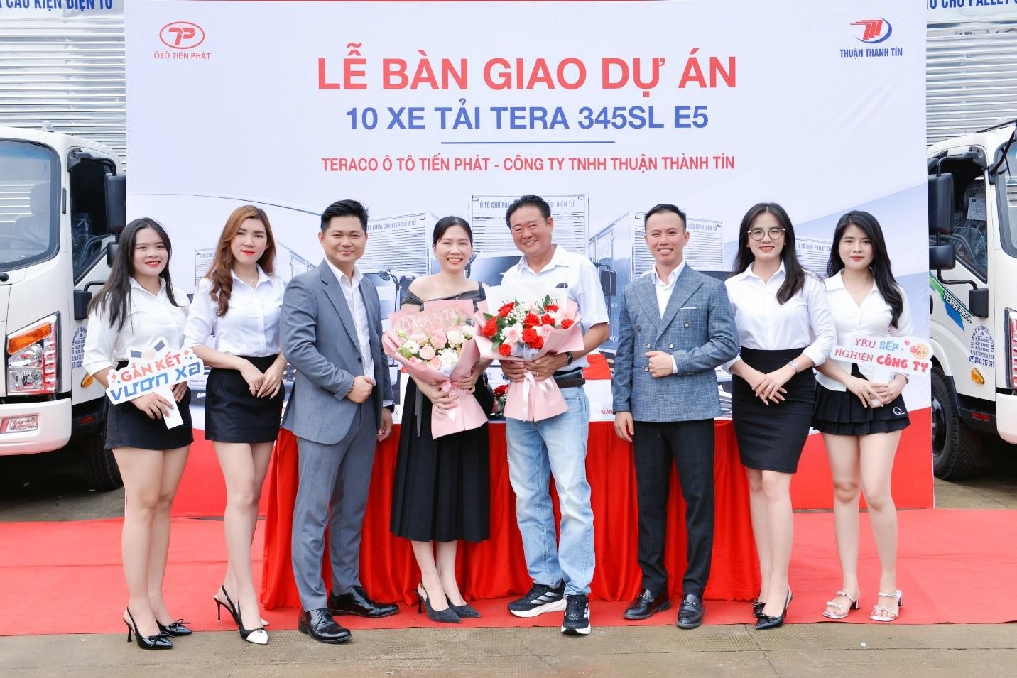 Lễ kí kết bàn giao lô 10 xe Tera 345SL E5 giữa Đại lý Teraco Tiến Phát & Công ty TNHH Thuận Thành Tín.
