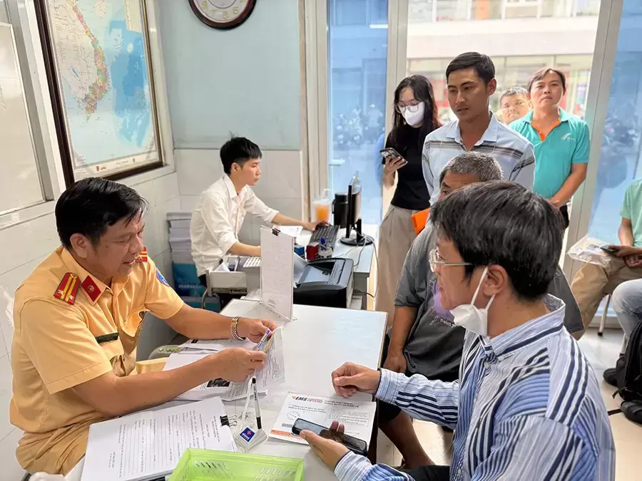 Người dân làm thủ tục xử lý và nộp phạt nguội theo quy định