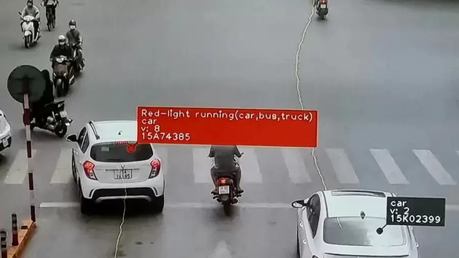 Hình ảnh phương tiện vượt đèn đỏ bị hệ thống camera giao thông ghi nhận