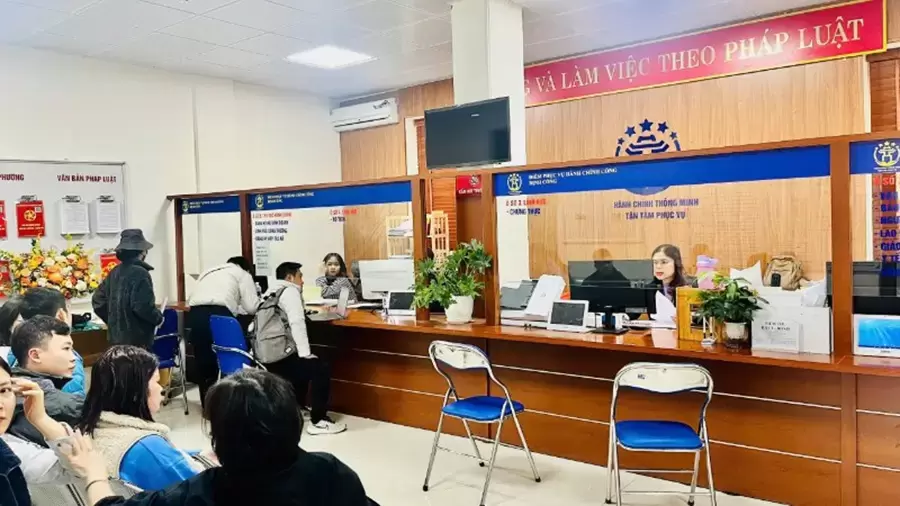 Người dân liên hệ đơn vị CSGT để làm việc và xử lý vi phạm sau khi nhận thông báo phạt nguội