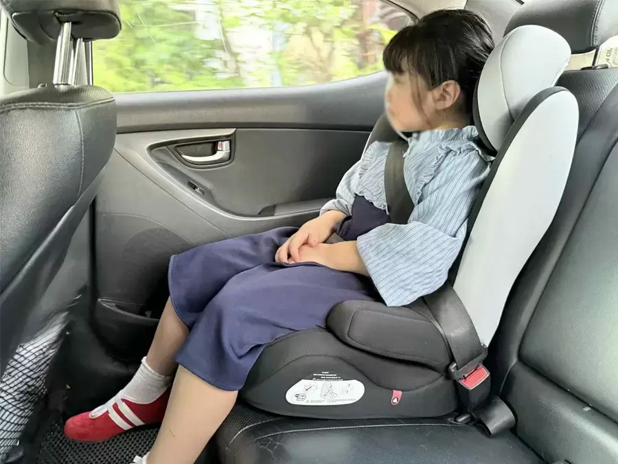 Trẻ từ 10 tuổi trở lên và có chiều cao từ 1,35m mới được phép ngồi ghế trước ô tô