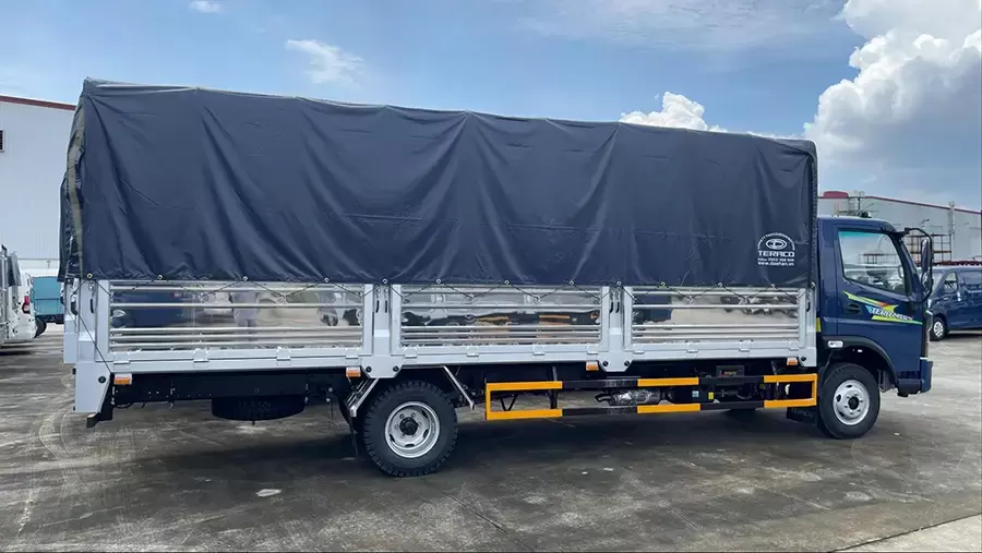 Xe tải thùng bạt dài 6m3 phù hợp với những chuyến hàng nội thất phải giao xa