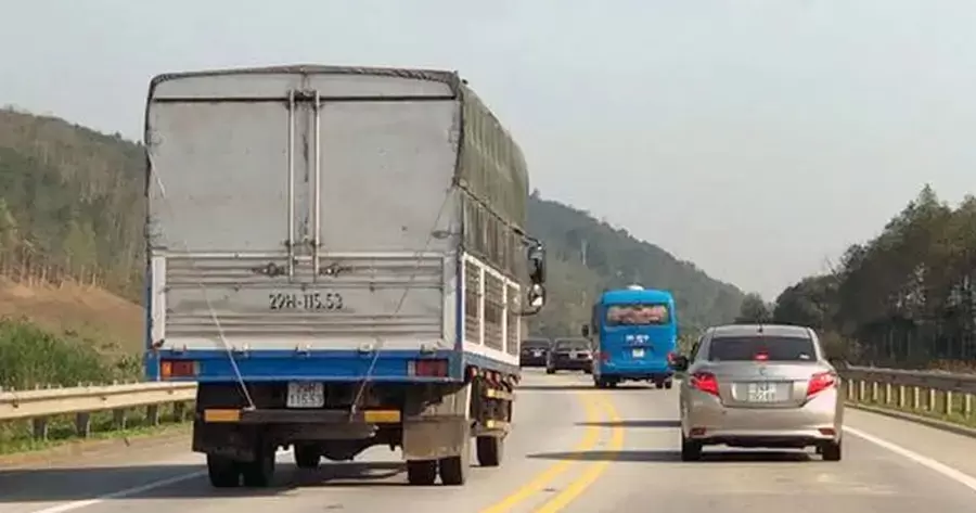 Bác tài có thể bị xử phạt khi vượt trên đường chỉ có 1 làn xe