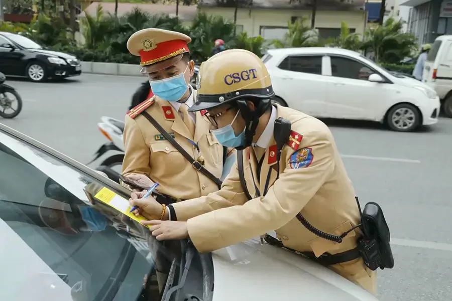 Đi đè lên vạch kẻ có thể vi phạm lỗi không tuân thủ vạch kẻ đường