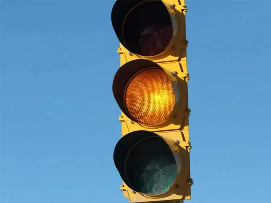 Đèn vàng cảnh báo người lái giảm tốc, dừng trước vạch để đảm bảo an toàn