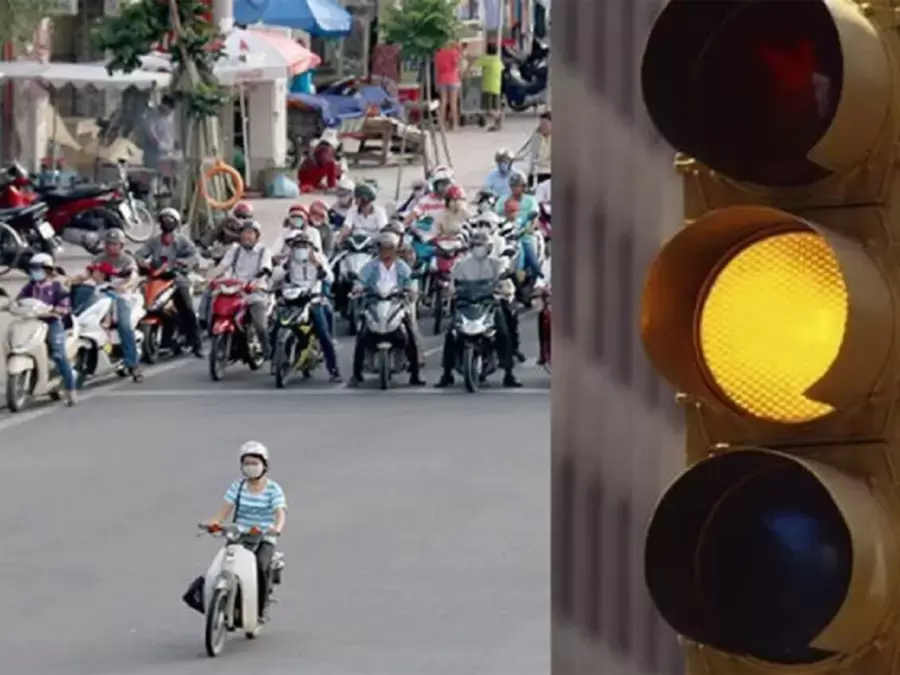 Hành vi cố tình vượt đèn vàng được coi là lỗi không tuân thủ đèn tín hiệu và bị xử phạt