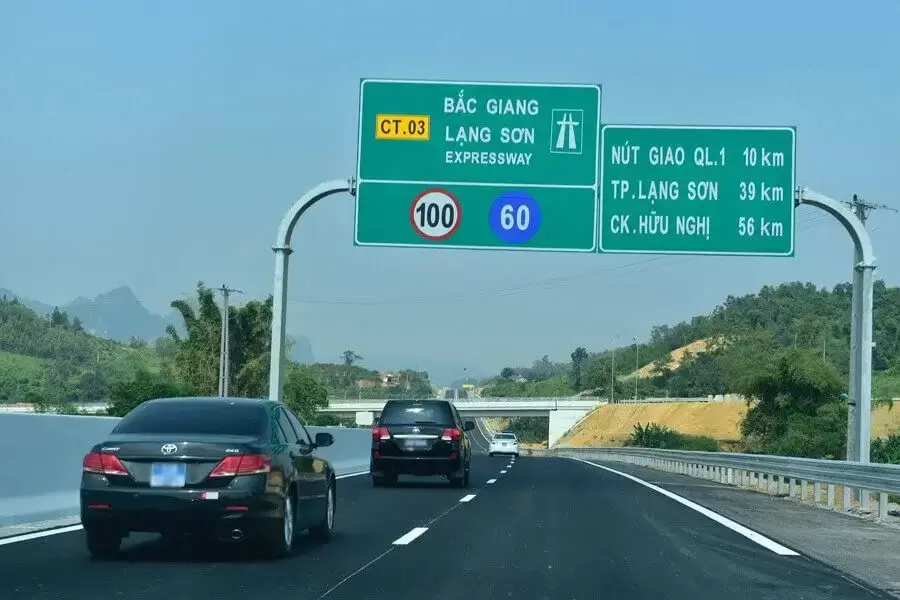 Vượt quá tốc độ từ 10 đến 20km ô tô bị phạt từ 4 đến 6 triệu và trừ 2 điểm GPLX