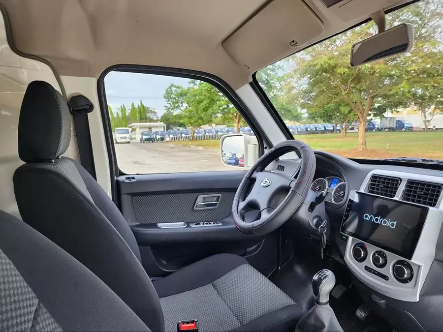 Nội thất tiện nghi trên xe ben 990kg Tera100S