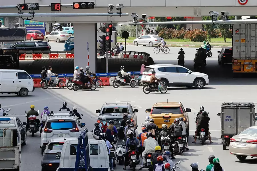 Xe ô tô di chuyển qua khu vực có camera giao thông