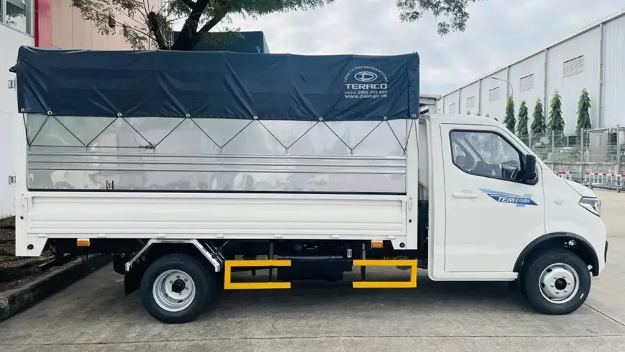 Thùng mui bạt che chắn tốt hàng hóa khỏi thời tiết và bụi bặm