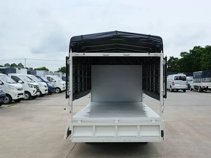 Kích thước lòng thùng lớn phù hợp vận chuyển đa dạng hàng hóa