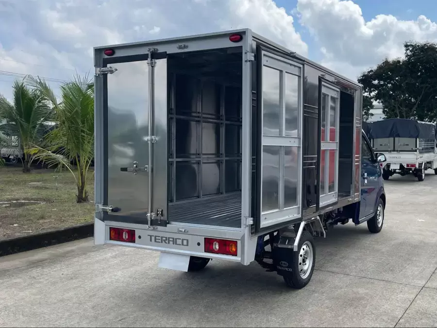 Khoang thùng lớn, vỏ thùng được làm từ inox đảm bảo an toàn cho hàng hóa