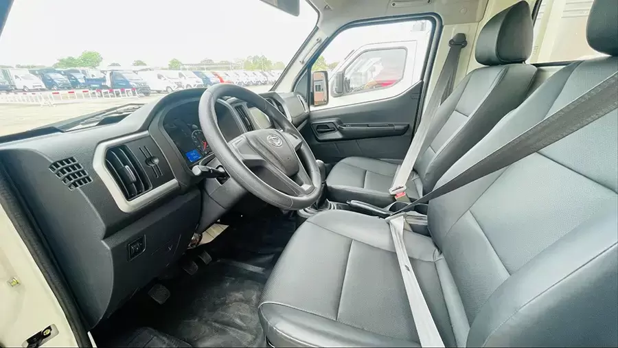 Nội thất tiện nghi như xe du lịch của Tera150S