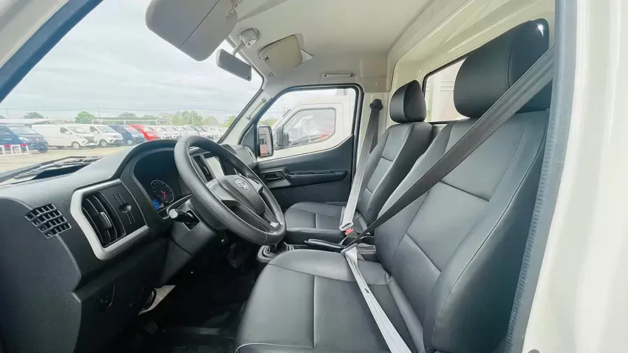 Nội thất tiện nghi, trải nghiệm như xe du lịch