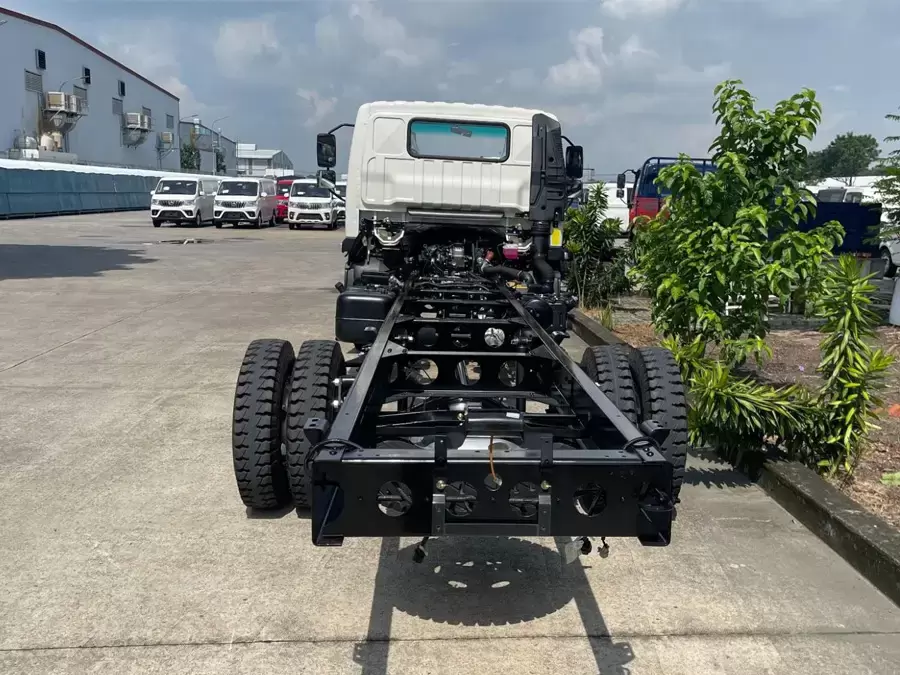 Khung gầm chắc chắn giúp Tera190SL Plus thoải mái vận hành trên mọi địa hình