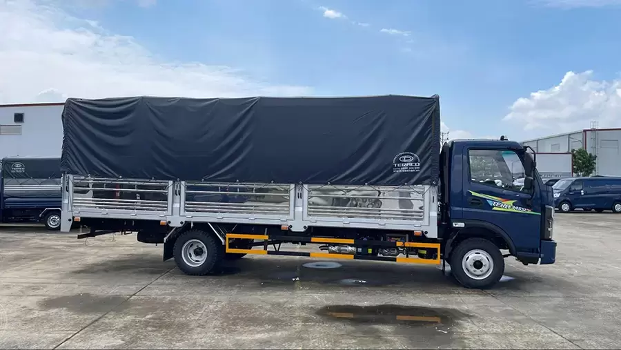 Lòng thùng Tera345SL Plus dài hơn 6m2 giúp vận chuyển vật liệu dài dễ dàng