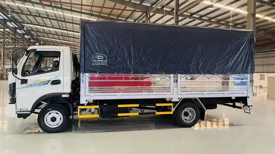 Kết cấu thùng bạt có khung xương và bạt phủ giúp bảo vệ hàng hóa