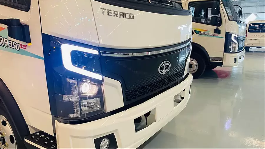 Tera350 Plus nổi bật với ca-lăng mạ chrome và cụm đèn LED nhận diện hiện đại