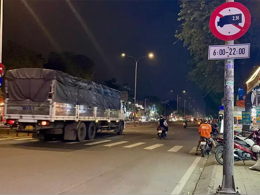 Giờ cấm tải là khoảng thời gian xe tải bị hạn chế lưu thông trong đô thị