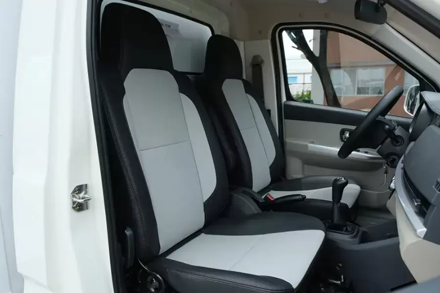 Xe tải 900kg hiện nay được trang bị nhiều tính năng hiện đại