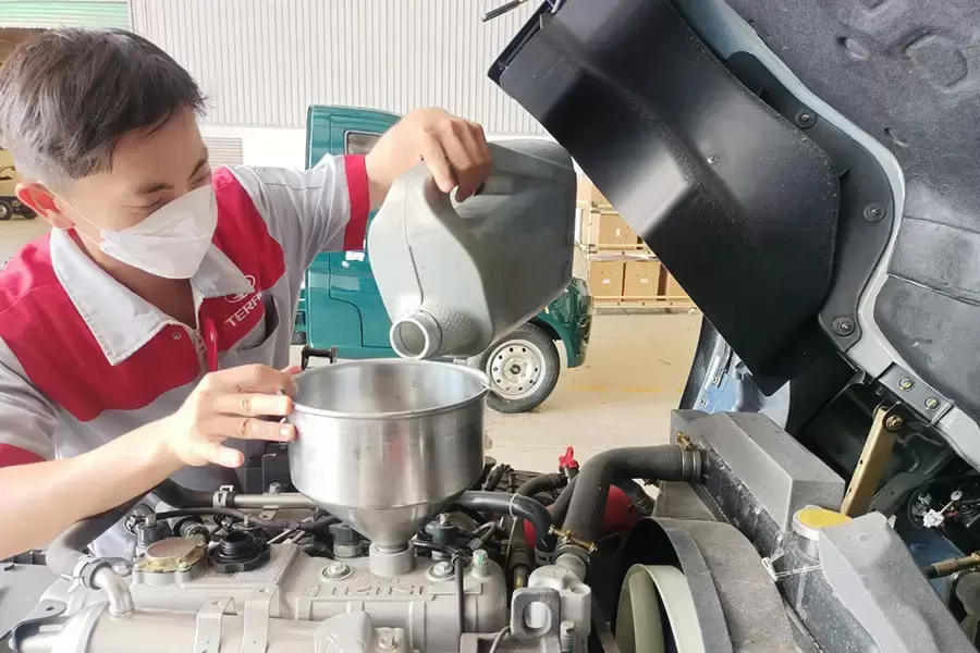 Chu kỳ thay nhớt xe tải thường theo chính sách bảo hành và bảo dưỡng của hãng