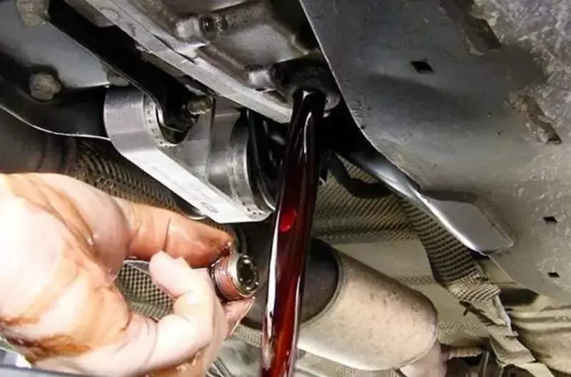 Xe tải bao lâu thay nhớt 1 lần không hại máy?