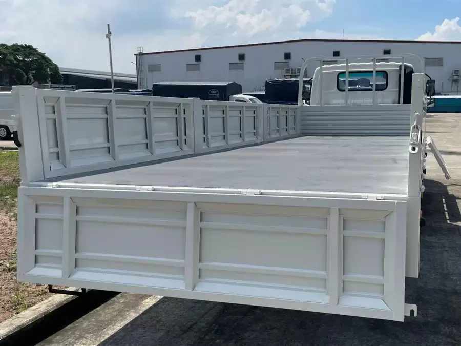 Xe tải thùng lửng với sàn phẳng và bửng mở linh hoạt