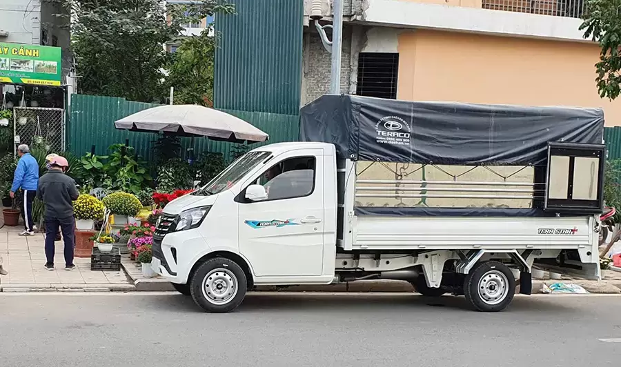 Xe tải chở hàng thùng mui bạt phù hợp chở cây cảnh Tết