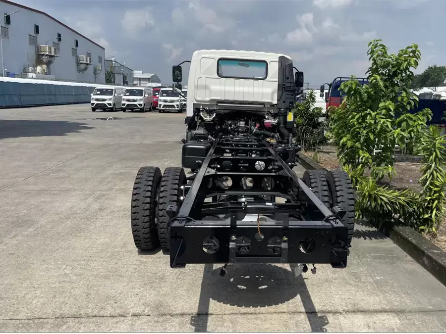 Khung gầm và hệ thống treo của bộ ba xe tải chở hàng thùng dài 6m3 Teraco