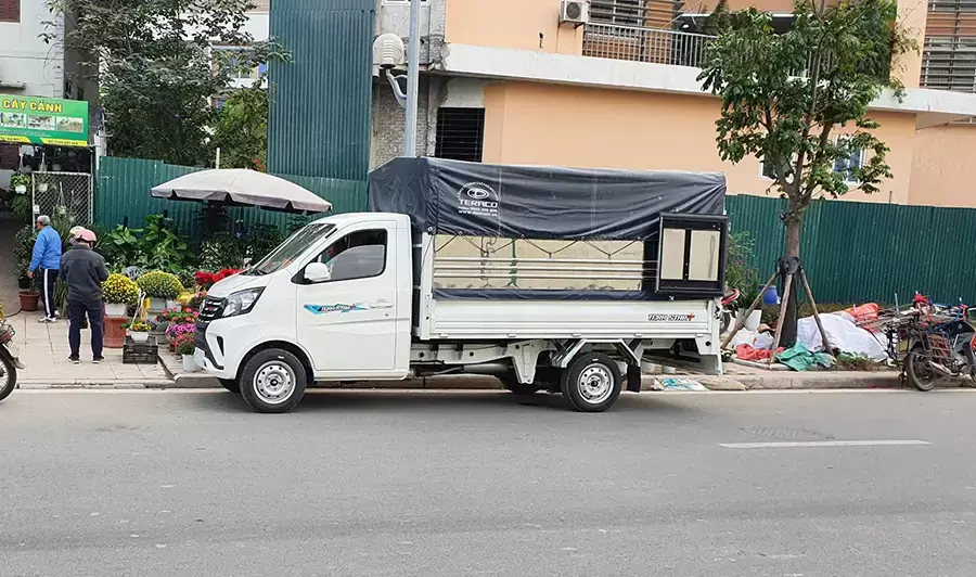 Bốc dỡ hàng hóa nhanh chóng với xe tải thùng bạt