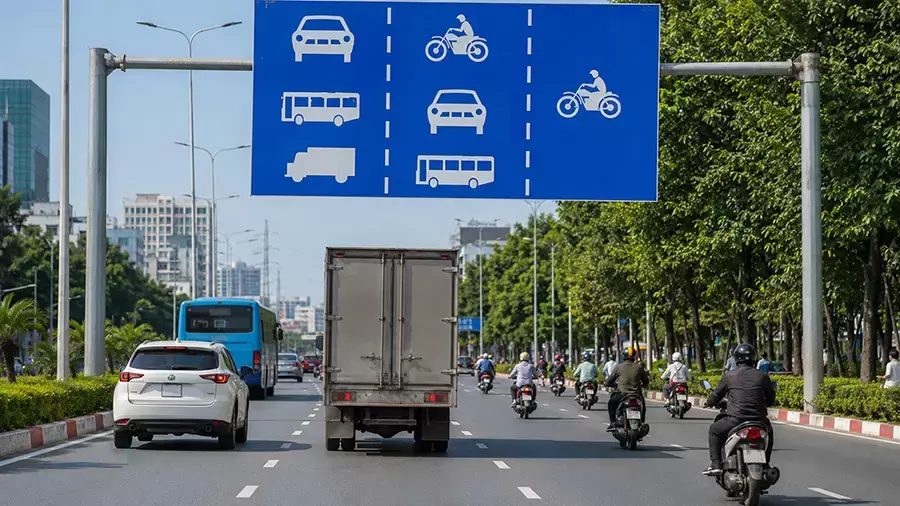 Xe tải đi vào làn không dành cho loại phương tiện đang điều khiển