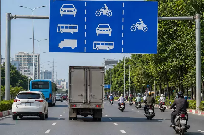 Xe tải đi sai làn đường phạt bao nhiêu?