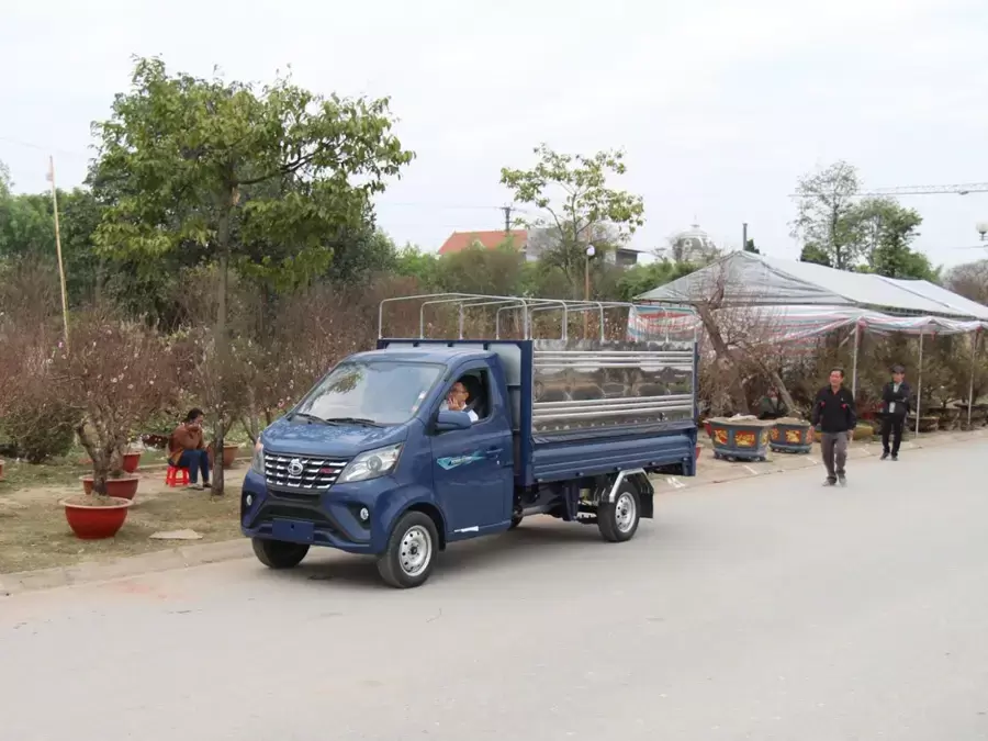 Vận chuyển hàng hóa linh hoạt với xe tải thùng bạt 1 tấn