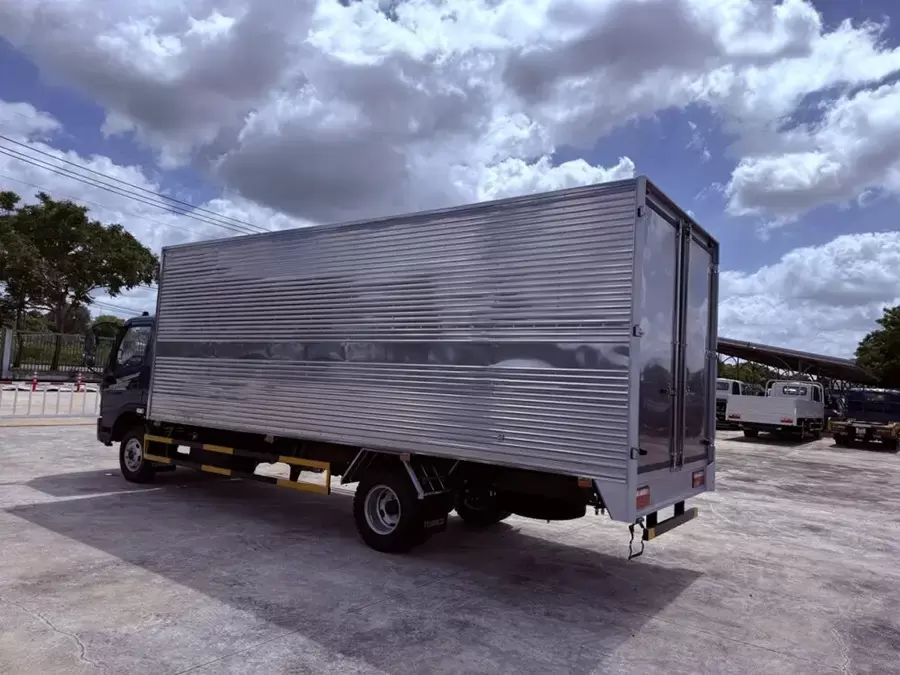 Xe tải thùng kín có thiết kế khoang hàng kín hoàn toàn, kết cấu vuông vức