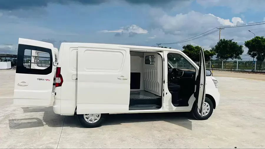 Thân xe liền khối được chia cắt bởi vách ngăn đảm bảo an toàn cho người dùng