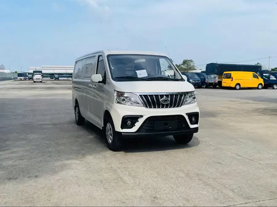 Thiết kế mạnh mẽ và quyền uy của xe tải van Tera-V8
